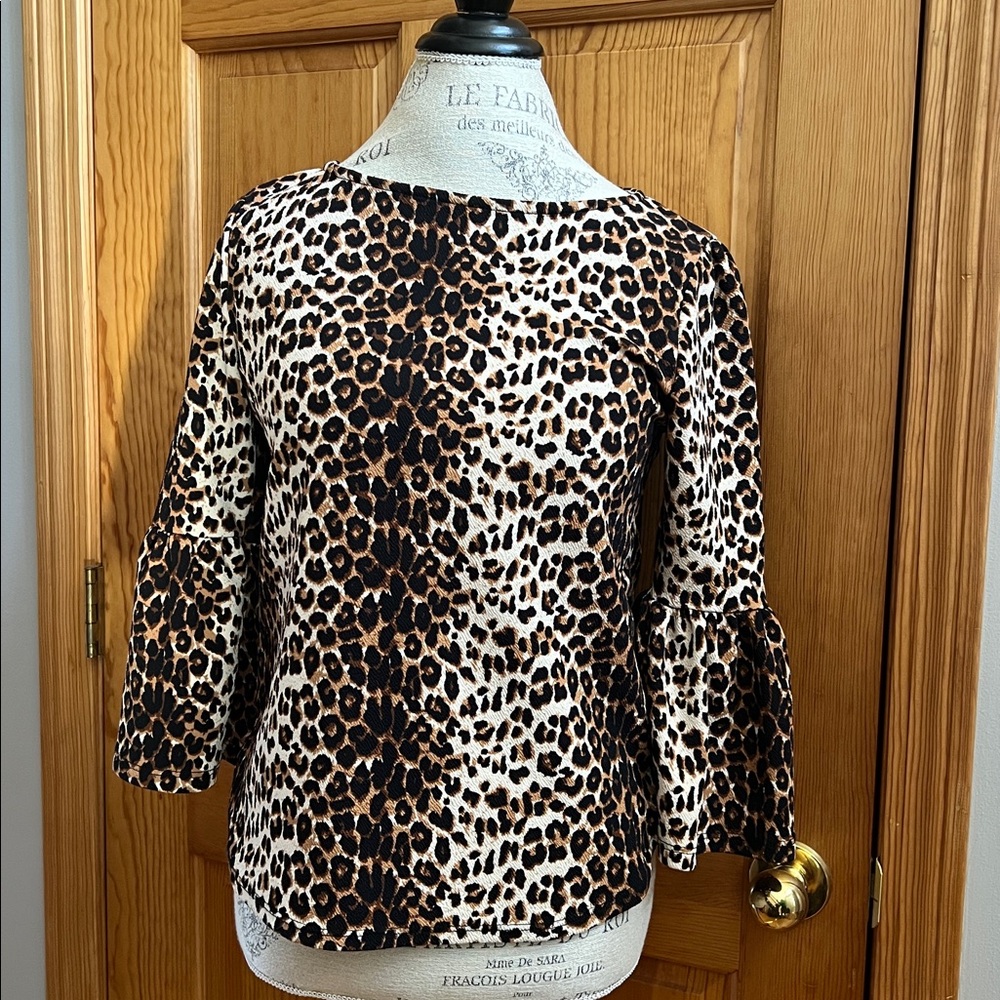 Green Envelope Animal Print Top Women’s Small 3/4 bell sleeves cheetah leopard